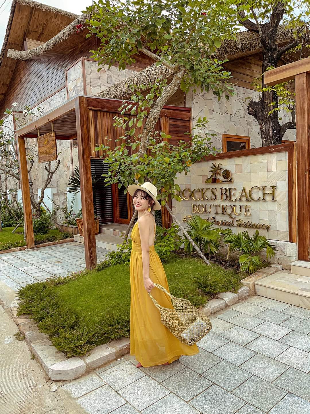 thi công nhà mái lá tại Rocks Beach Boutique Phú Quốc 